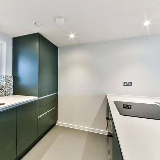 The rental price is based on a 12 month contract with one month free rent applied as credit in the 2nd month of your tenancy. The price without any offer is £2,100.00 PCM. - Photo 1