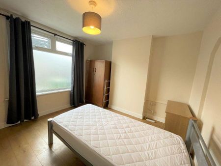 1 bedroom in a house share to rent - Photo 2