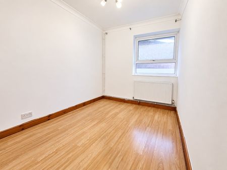 2 Bed Flat, Eastern Avenue, IG2 - Photo 5
