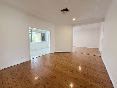 Conveniently located family home - Photo 2