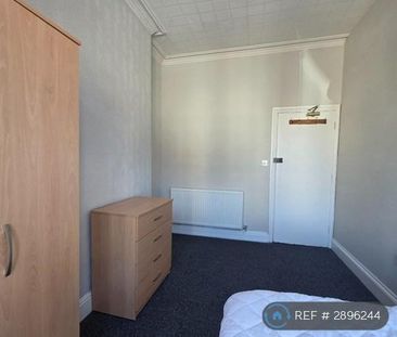 1 bedroom in a flat share to rent - Photo 4