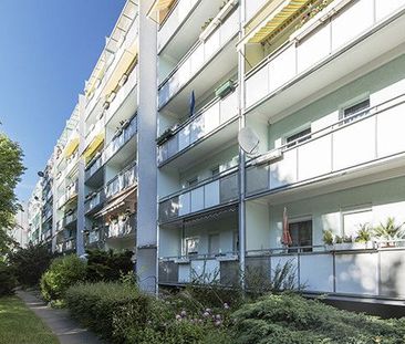 Wir sanieren für Sie: 2-Zimmerwohnung mit Balkon und Aufzug! - Photo 1