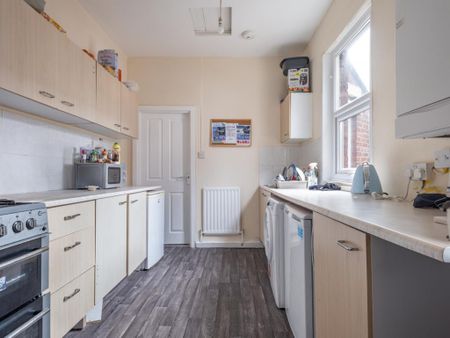 5 bedroom maisonette to rent - Photo 2