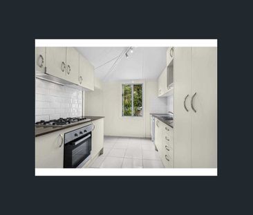 PICTURESQUE QUEENSLANDER IN ULTRA CONVENIENT LOCATION - Photo 1