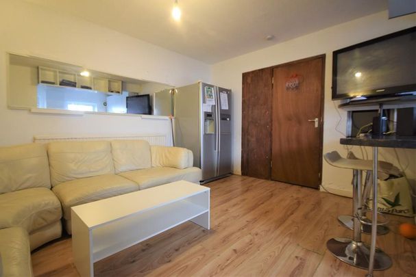 6 bedroom semi-detached house to rent - Photo 1