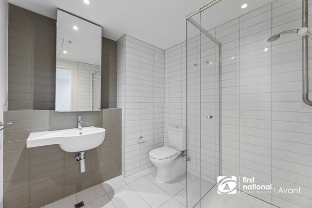 HARBOUR VIEW & LOCATION! - Photo 1