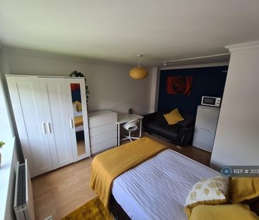 1 bedroom in a house share to rent - Photo 2