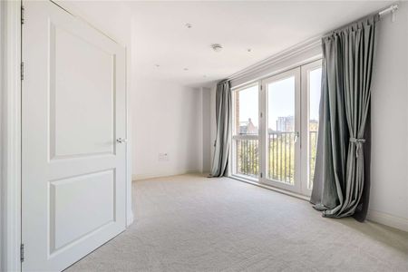 A rare opportunity to rent a spacious triplex home with its own front door access, located at Huntley Wharf, just a short walk away from Reading Train Station. - Photo 2