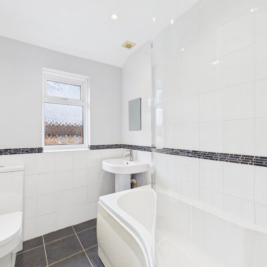 2 bedroom House in Alexandra Road, Hampshire - Photo 1