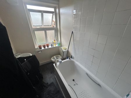1 bedroom in a flat share to rent - Photo 5