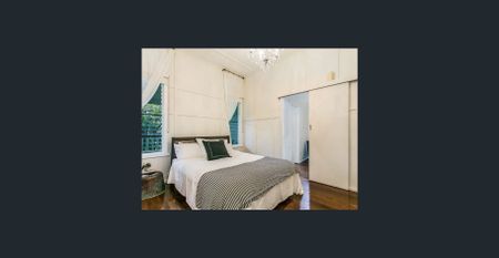 Beautifully renovated four bedroom home- Electricity and water included in rent - Photo 3