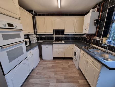 3 Bed Student Accommodation - Photo 4