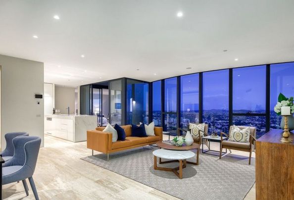 Spacious apartment with 3 car spaces + storage - Photo 1