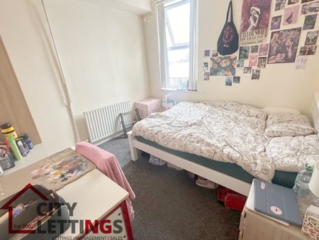 8 Bedroom Semi-Detached House - Photo 5