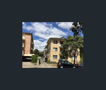 Convenient Location! walk to transport and shops, sunny balcony! - Photo 2