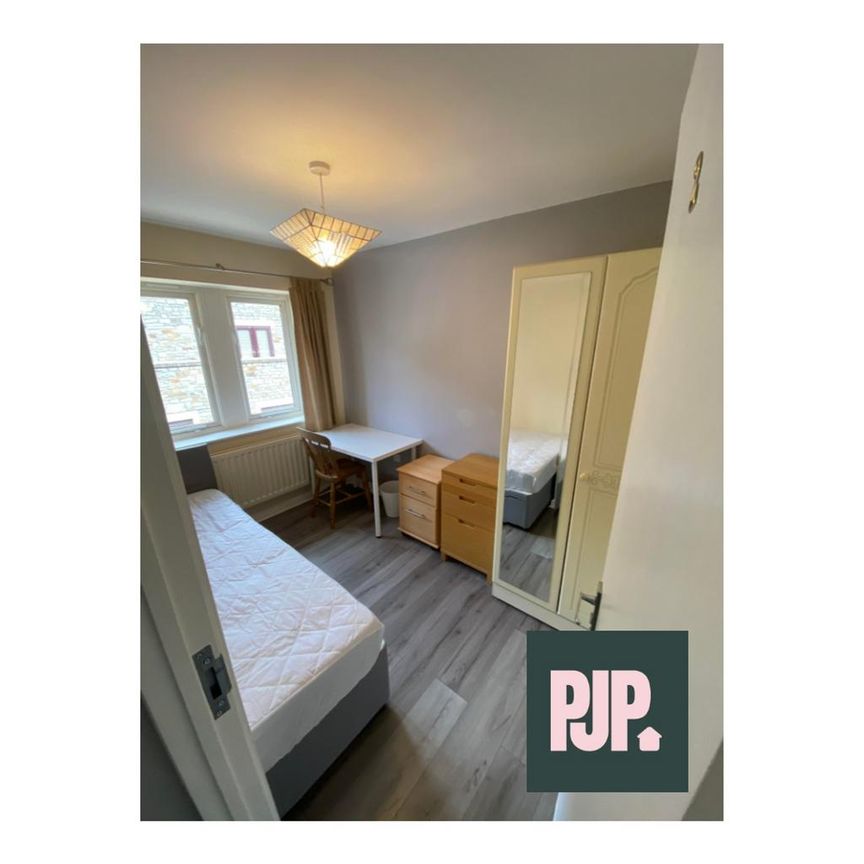 4 bedroom flat to rent - Photo 1
