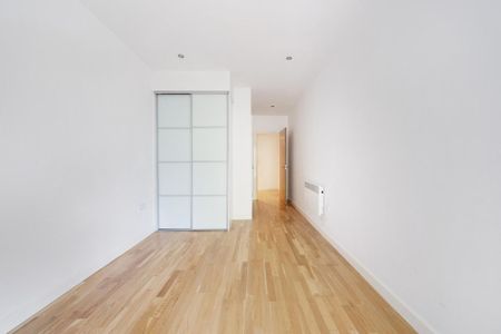 2 bedroom flat in London - Photo 2