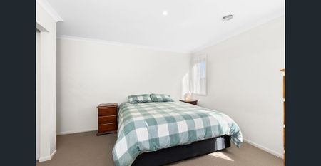 Spacious Family Home with Large Backyard in Quiet Lara Court - Photo 3