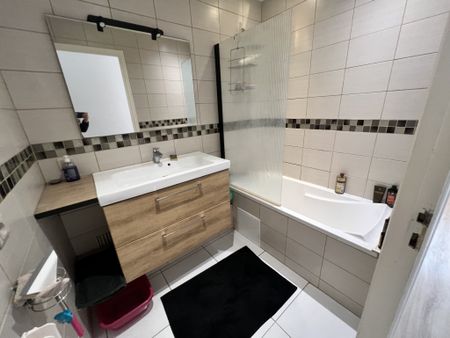 Location Appartement 5 pièces 96m² LANESTER 56600 - Photo 5