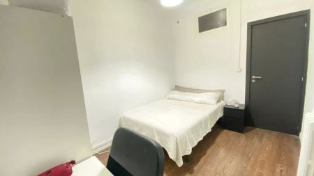 Room for rent in 8-bedroom apartment in Gran Vía, Madrid - Photo 4