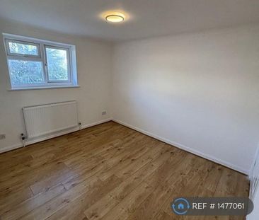 4 bedroom semi-detached house to rent - Photo 4