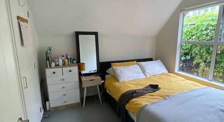 Modern 4BR Townhouse in Te Aro! - Photo 3