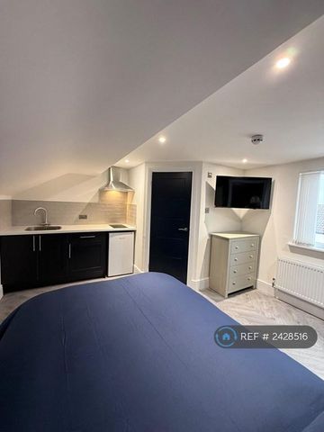 1 bedroom in a house share to rent - Photo 4