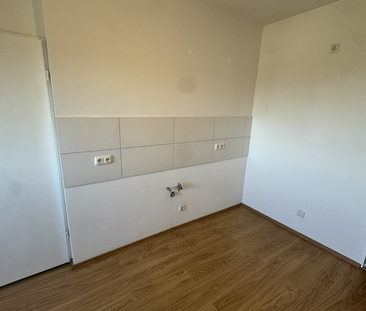 Schöne Dachgeschoss-Wohnung mit Tageslichtbad! - Photo 2