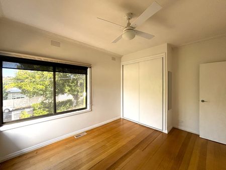 THREE BEDROOM FAMILY HOME - GARDENER INCLUDED - Photo 5