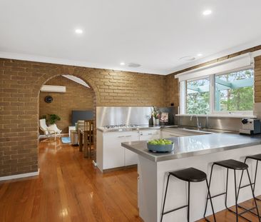 Stylish family living in a leafy setting - Photo 3