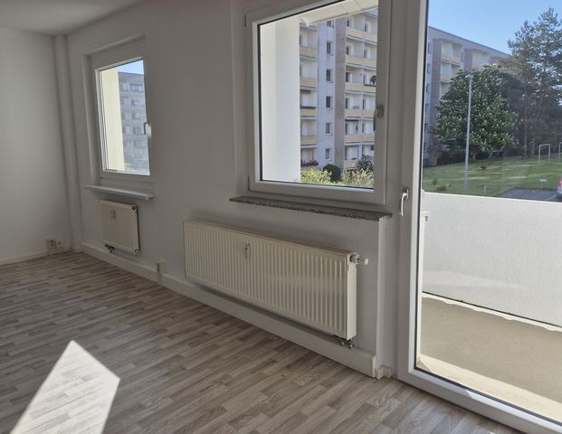 3-Raum-Wohnung mit Balkon im ersten Obergeschoss zu vermieten - Photo 1