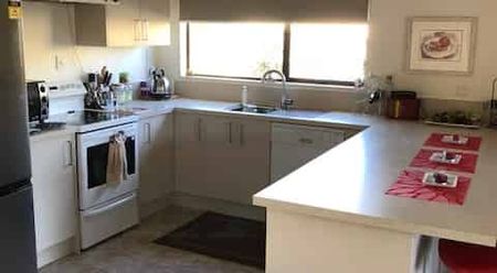 Spacious 3 Bedroom Unit With Garage - Photo 3