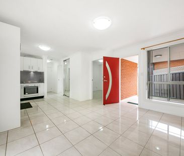 ELECTRICITY & WATER INCLUDED!! Airconditioned, Two Bedroom Granny F... - Photo 5