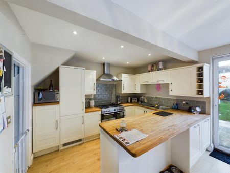 4 bedroom end of terrace house to rent - Photo 2