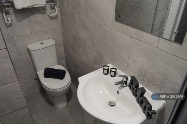 1 bedroom in a house share to rent - Photo 1