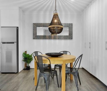 Sleek Designer Apartment in Convenient Location - Photo 3