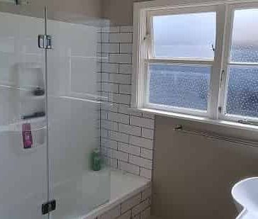 Beautiful 3 Bedroom family home - Photo 4