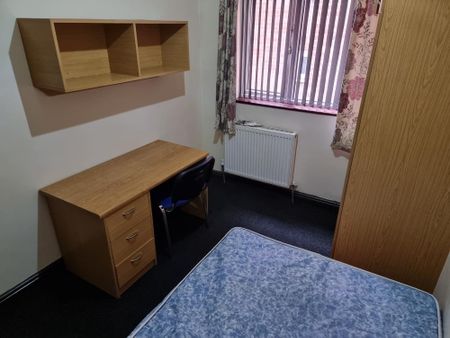 4 bedroom flat to rent - Photo 4