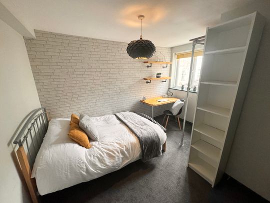 Spacious 5-Bed Hidden Gem in Central Hove - Photo 1