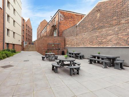 1 bedroom in a flat share to rent - Photo 5