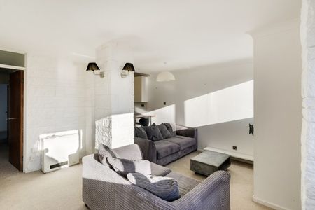 2 Bed Flat - Photo 2