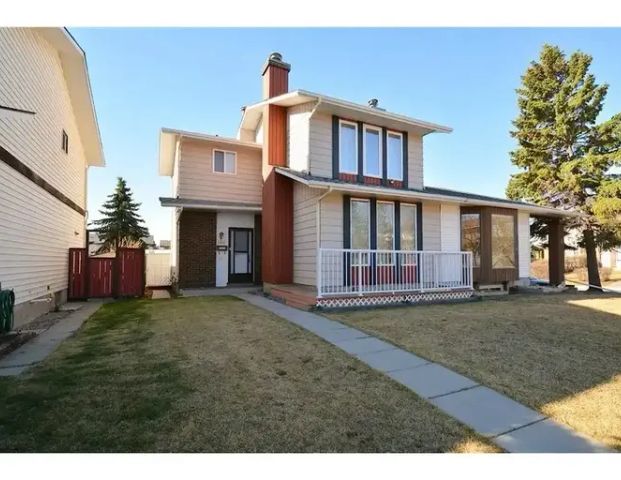 SPACIOUS 3 BEDROOM PINERIDGE HOUSE WITH FULLY DEVELOPED BASEMENT | Calgary - Photo 1