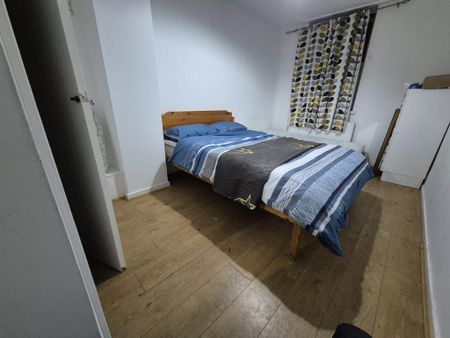 1 bedroom in a house share to rent - Photo 4
