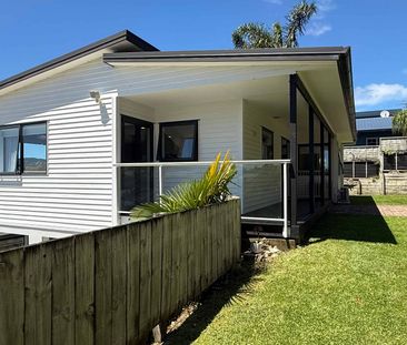 Stunning Modern Two-Storey Home with Mount Views & Bonus Downstairs... - Photo 5