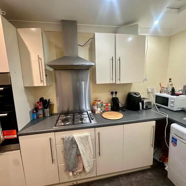 5 bedroom flat to rent - Photo 1