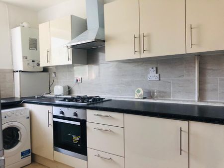 1 bedroom in a flat share to rent - Photo 5