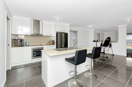 Charming Family Home in Deebing Heights - Photo 5