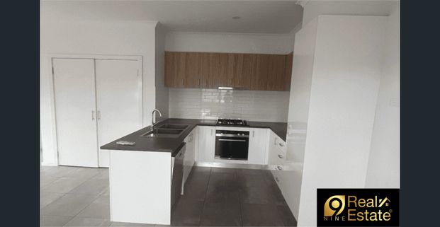 Convenience at Your Doorstep – Walk to Station & Shops! - Photo 1