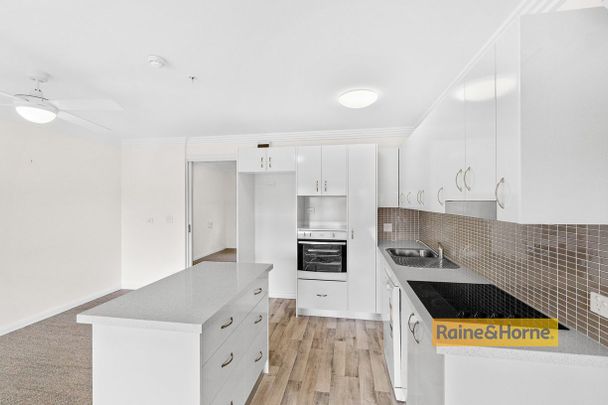 ATTENTION OVER 65'S - 1 BEDROOM UNIT IN PENINSULA VILLAGE - Photo 1