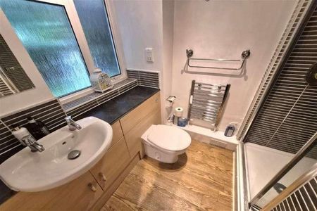 Bedroom Ground Floor Maisonette In Guildford, GU1 - Photo 3